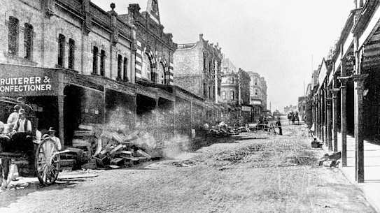 Cleaning up Erskine Street in The Rocks during the bubonic plague in 1900. 