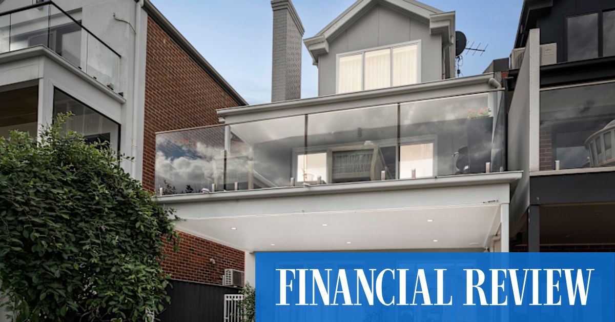 afr.com - Michael Bleby - Sister act saves $2.1m sale in weak residential market