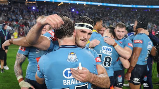Nathan Cleary and the Blues celebran después de Origin I