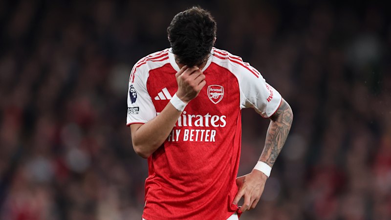 Title race blown wide open as anxious Arsenal stunned at home by United