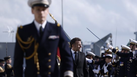O presidente francês Emmanuel Macron visitou uma base de submarinos nucleares em Crozon, noroeste da França, no mês passado.