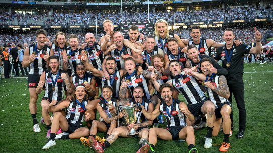 Collingwood pose with the 2023 premiership cup.
