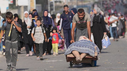 Palestinians flee to the southern Gaza Strip on Salah al-Din Street in Bureij, Gaza Strip.