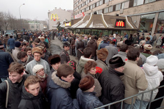 Hundreds of Muscovites line up outside the first McDonald’s restaurant in the Soviet Union on its opening day, January 31, 1990. 