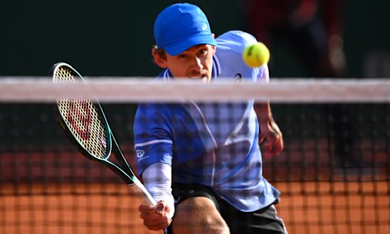 Alex de Minaur has advanced to the round of 32 at Roland-Garros for the first time.