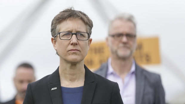 ACTU secretary Sally McManus has urged the crossbench not to pass the government's industrial bill unless changes are made. 