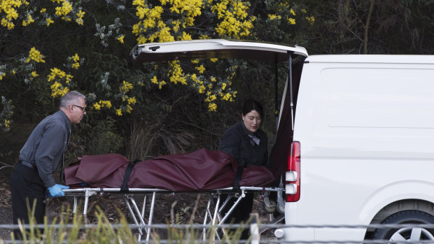 The body believed to be Qi Yu is loaded into a van. 