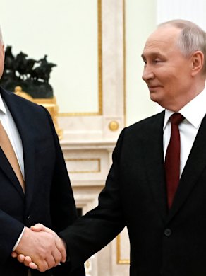 أصدقاء في مراكز عالية: الرئيس الروسي فلاديمير بوتين أشاد بأوربان بسبب موقفه المتوازن بشأن الحرب في أوكرانيا.