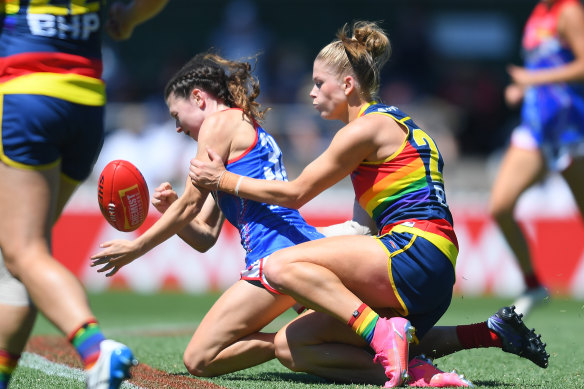 Melbourne’s Shelley Heath is tackled by Ashleigh Woodland.