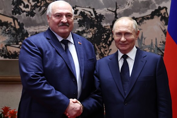 O presidente bielorrusso, Alexander Lukashenko, com o presidente russo, Vladimir Putin, na China no mês passado.