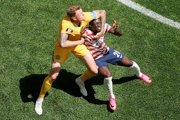Folarin Balogun and Harry Souttar compete for the ball.