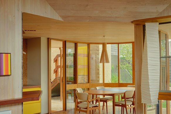 WOWOWA opened up the kitchen to the dining area, extending the dining room’s bay window.