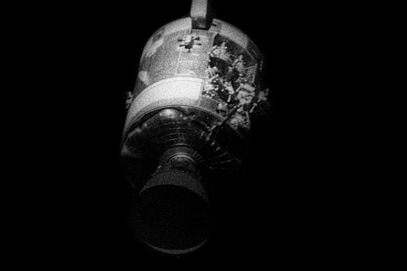 E gravemente ferido pelo módulo de serviço Apollo 13.