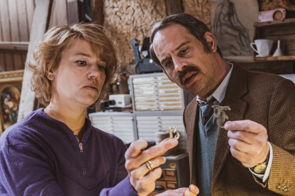 Konrad Kujau (Moritz Bleibtreu) and  Agnes Schonert (Britta Hammelstein)  at work in Faking Hitler.