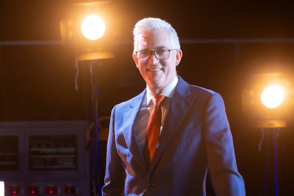 El periodista David Speers en los estudios ABC de Ultimo, desde donde se retransmitió el Foro Nacional ABC.