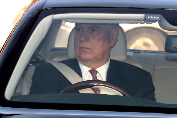 Não haverá passeio de Natal em Sandringham para Andrew, nem trajes elegantes da Ordem da Jarreteira, e um perfil discreto, se houver, nas chamadas ocasiões “familiares”.