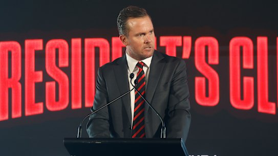 El presidente de Essendon y ex bombardero, Andrew Welsh, es muy respetado en el hangar.