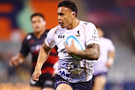CANBERRA, AUSTRALIA - MAY 30: Len Ikitau of the Brumbies makes a break to score a try during the round 16 Super Rugby Pacific match between the ACT Brumbies and Crusaders at GIO Stadium on May 30, 2025, in Canberra, Australia. (Photo by Mark Nolan/Getty Images)