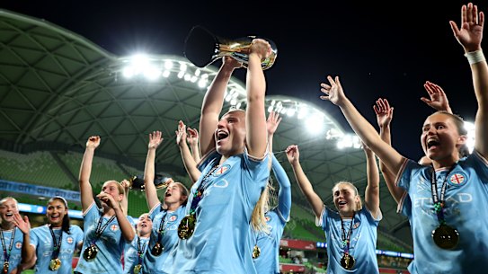 Holly McNamara e suas amigas comemoram com o troféu.