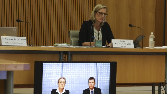 Senator Katy Gallagher listens as Dr Beverley Menner, Executive Director, COVID Vaccine Projects Lead and  Christopher Larkins, Senior Vice President, Manufacturing Operations. 