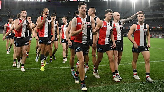 MELBOURNE, AUSTRALIA - MAY 14: The Saints celebrate winning the round nine AFL match between the St Kilda Saints and the Geelong Cats at Marvel Stadium on May 14, 2022 in Melbourne, Australia. (Photo by Quinn Rooney/Getty Images)
