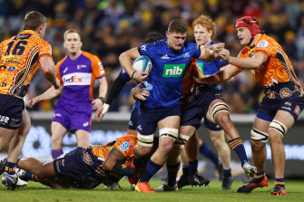 Dalton Papalii running the ball for the Blues against the Brumbies.