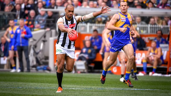 Collingwood's Travis Varcoe kicks the opening goal.