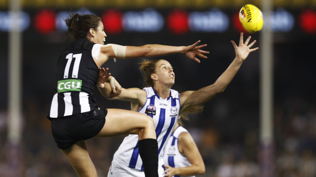 The Roos' Emma King takes on Collingwood's Eliza Hynes.