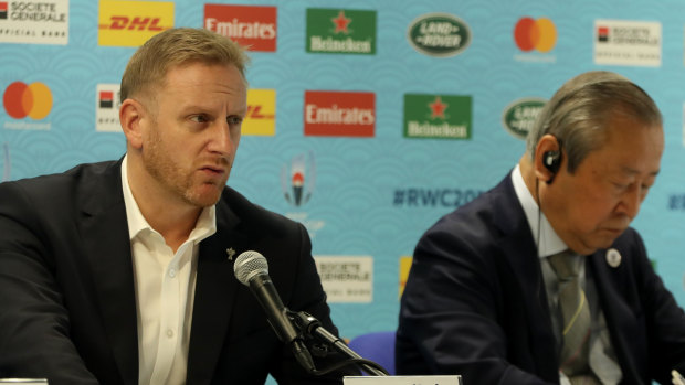 Rugby World Cup tournament director Alan Gilpin, left, and Japan Rugby 2019 chief executive Akira Shimazu announce match cancellations because of Typhoon Hagibis in Tokyo on Thursday.





