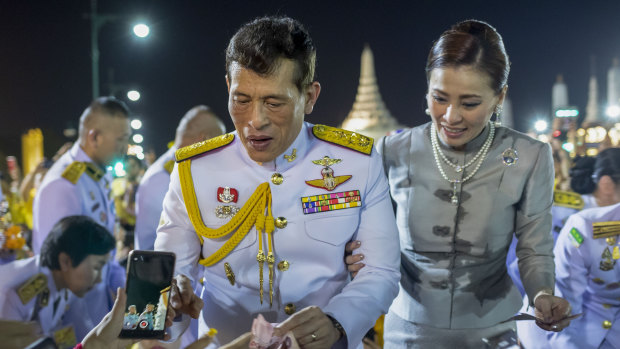 Tayland Kralı Maha Vajiralongkorn, Kraliçe Suthida ile iki yıl önce Bangkok'ta taraftarlarını selamlarken.