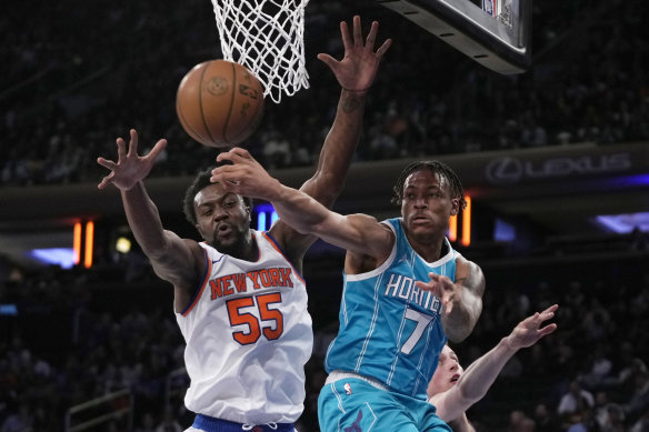 New York Knicks’ Ariel Hukporti, left, and Charlotte Hornets’ Keyontae Johnson, right, fight for a rebound.