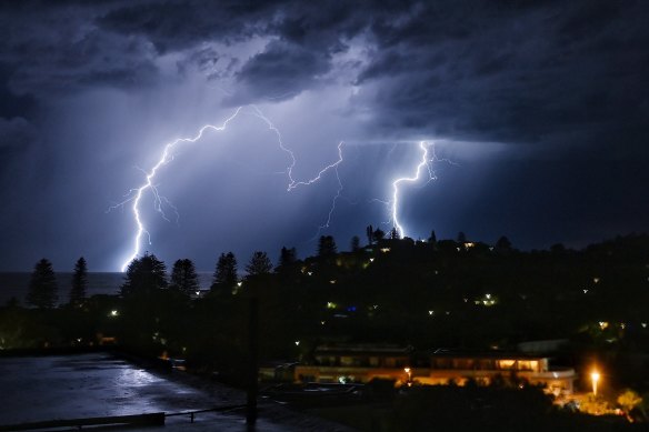 Fast-moving storms raced over Sydney between midnight at 2am, but didn’t significantly drop temperatures. 