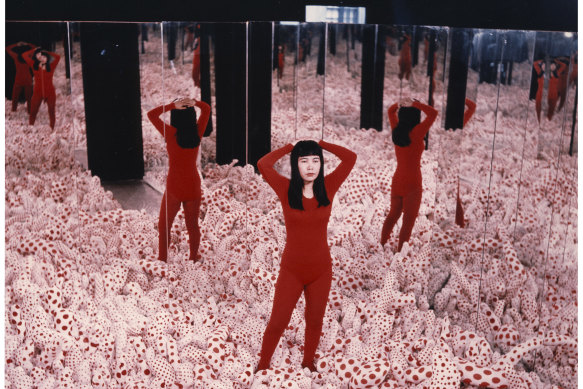 An installation view of Yayoi Kusama’s Infinity mirror room Phalli’s Field in 1965 at the Castellane Gallery, New York.