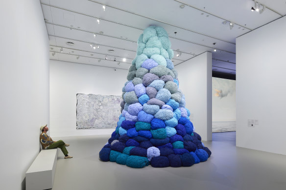 Sheila Hicks’ Nowhere to go.