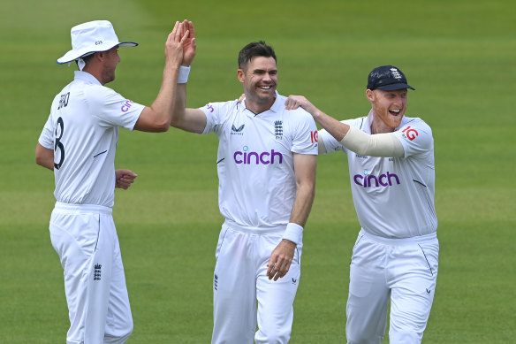 England captain Ben Stokes (r) and Stuart Broad congratulate James Anderson after he had dismissed New Zealand batsman Kyle Jamieson at Lord’s. 