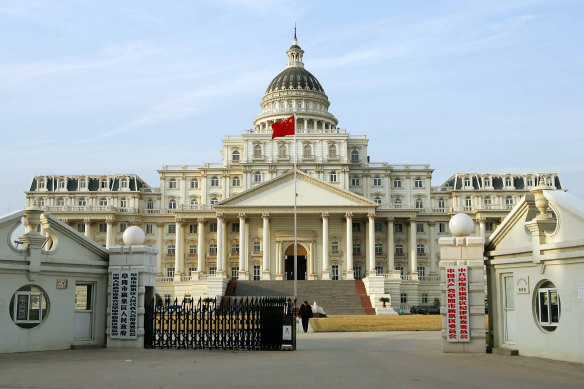 Çin'in Fuyang kentinde, tasarımı Beyaz Saray ile ABD Kongre Binası arasında bir geçiş olması amaçlanan bir kamu binası.