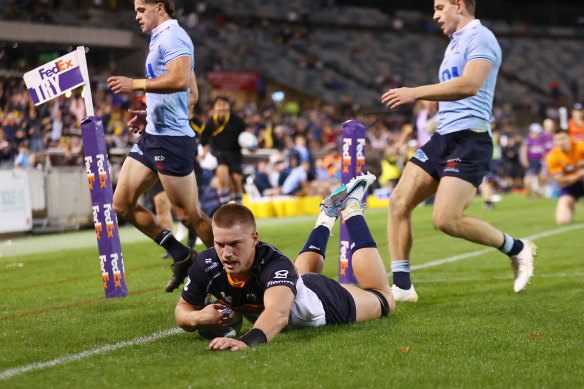 Charlie Cale scoring for the Brumbies.