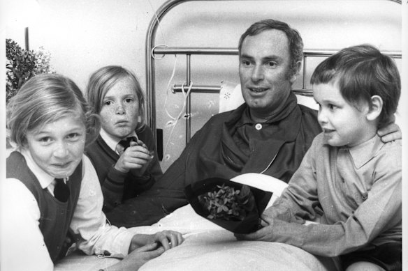 Bruce Gyngell no hospital em 1970 com seus filhos (da esquerda) Briony, 9, Skye, 7, e David, 4.