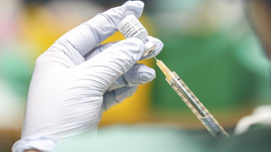 An urban think tank is calling on the government to set a date for the introduction of vaccine passports. 