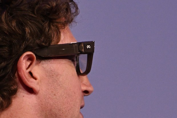 Meta CEO'su Mark Zuckerberg, şirketinin Connect geliştirici konferansında yapay zeka destekli akıllı gözlük takarken.