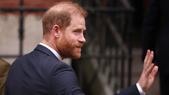 O príncipe Harry, duque de Sussex, chega ao tribunal em Londres na segunda-feira.
