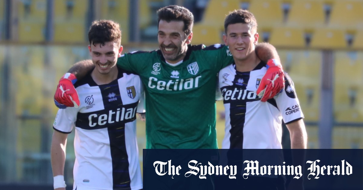 Il tecnico dei Socceroos Graham Arnold guarda Alessandro Sargati, il pupillo del Parma di Gianluigi Buffon