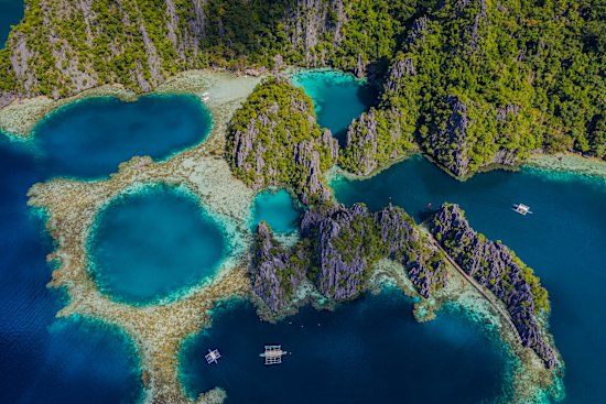 A string of coral-fringed islands
strewn across the western Pacific, the Philippines is full of natural wonders. 