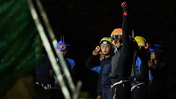 Thai divers prepare to walk into the Tham Luang cave.