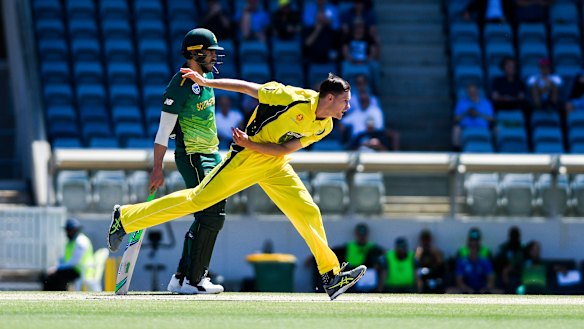 Jason Behrendorff bowling.