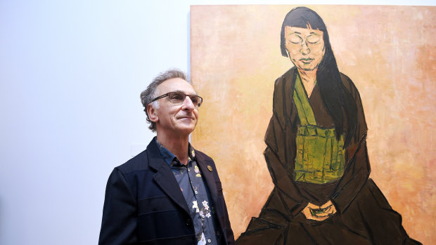 The winner of the 2019 Archibald Prize, Tony Costa, with his portrait of artist Lindy Lee.