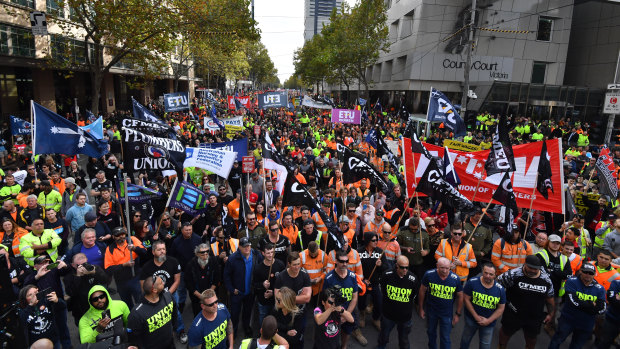 The crowd stopped just after 11am outside the Melbourne Magistrates court where CFMMEU secretary John Setka and his deputy, Shaun Reardon, are appearing for a committal hearing.