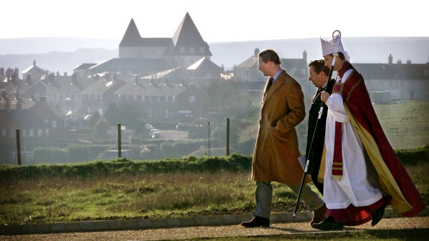 Charles, 2004 yılında Cornwall Dükalığı arazisine inşa edilmiş gelenekçi bir köy olan Poundbury'de bir kutsama törenine katılır.