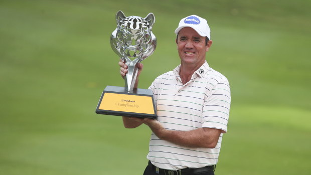 Delighted Aussie Hend with his trophy.