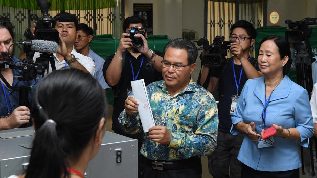 Kandal Provincial Governor Mao Phirun (centre) the first person to cast his vote at the Kandal Provincial Teacher Training School.